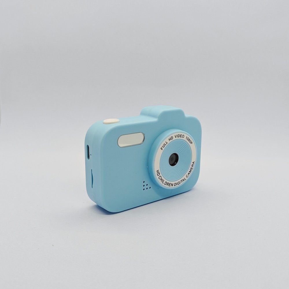 Y8 kids camera classic blue front Y8 kids digital camera with classic design, HD dual lens with white button and blue body.